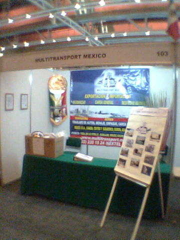 LUCIENDO NUESTRO STAND EN PYME 2010