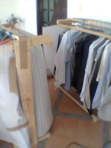 CON CLOSET DE MADERA PARA SU ROPA COLGADA